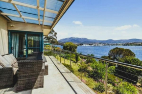 The Bay Waterfront home 10 min to CBD Sleeps 9, Lindisfarne